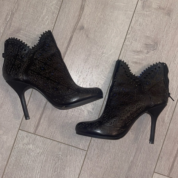 Juicy couture lazer cut heeled booties black size 9M deep V double sides offers - Picture 2 of 11